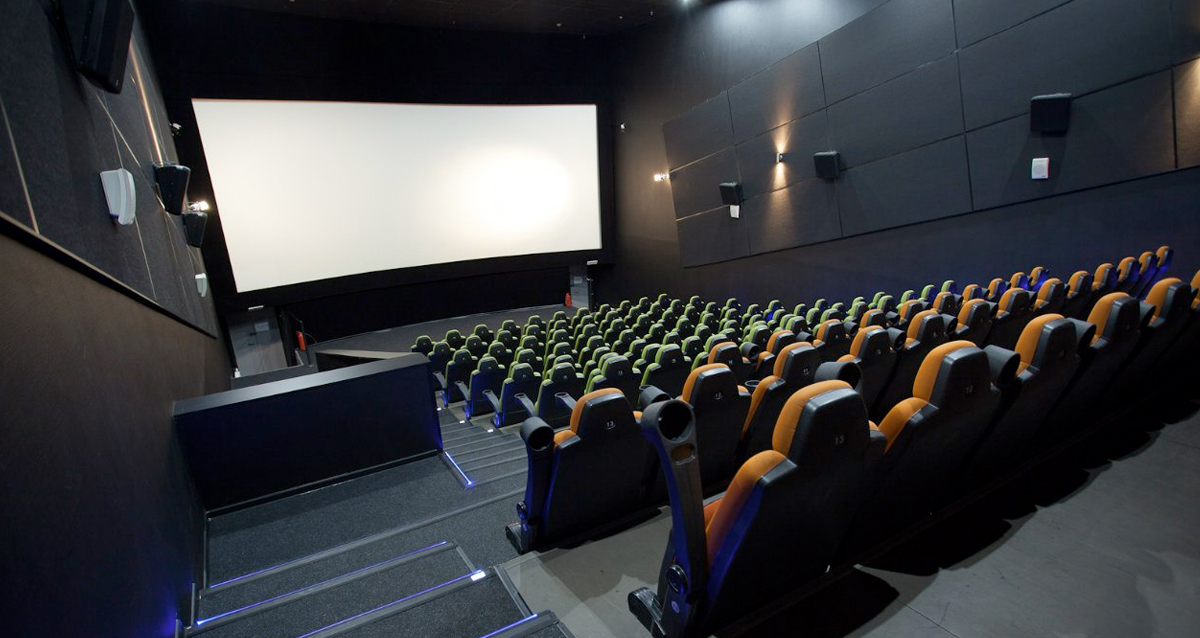 экран кинотеатра mori cinema