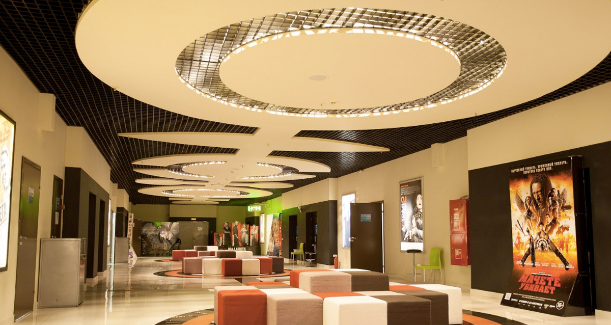 зал кинотеатра mori cinema