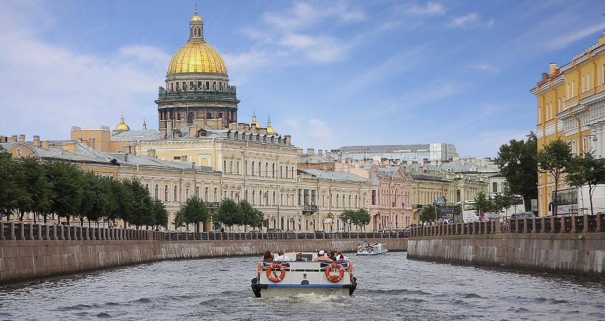 дневные прогулки на теплоходе по Петербургу