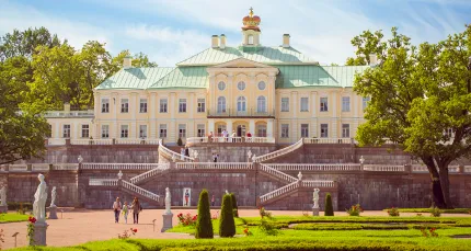 Скидка 44% на тур на день «Ораниенбаум – Петергоф – Александрия»