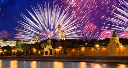 990 р. за прогулку с просмотром салюта в День России
