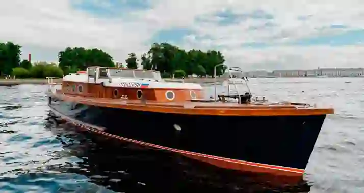 12000 р. за катание на ретро-яхте + подарок бутылка игристого